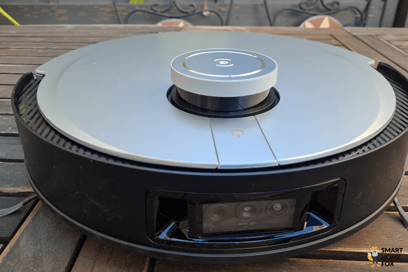 Робот-пылесос Deebot компании Ecovacs с камерой обнаружения препятствий.